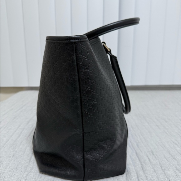 Gucci Black Textured Leather Handbag - Picture 3 of 13